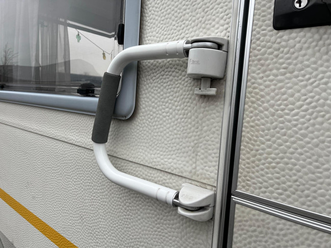 Knaus Sport 2404 | Voortent | Halfautomaat mover | Vastbed | Dinette (rondzit) | Kachel | Casette toilet | Imperiaal/ladder foto: 18
