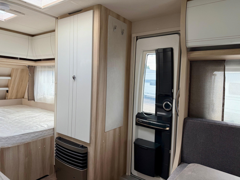 Hobby De Luxe 460 UFE Frans bed & rondzit!  foto: 17