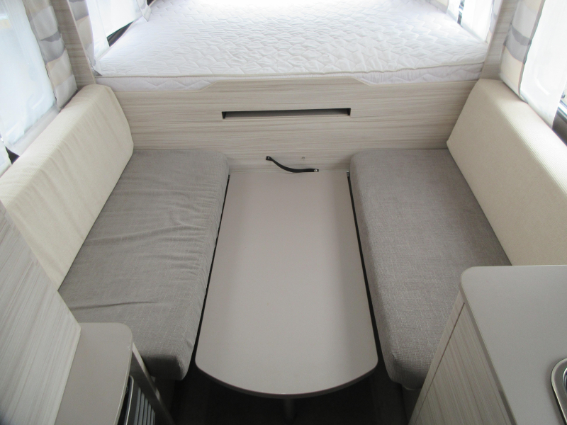 Dethleffs C'Joy 480 QLK GEZINS CARAVAN, VOORTENT  foto: 7