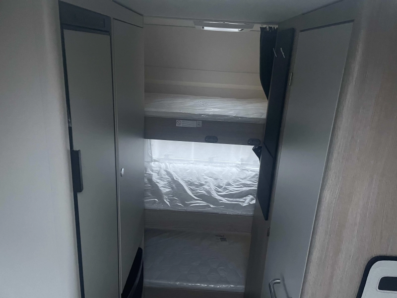 Bürstner Premio Black Forest 495 TK 3 Stapelbed uitvoering  foto: 11