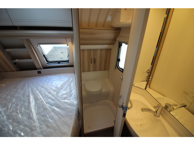 Hobby De Luxe 400 SFE Frans bed & hoge koelkast  foto: 16