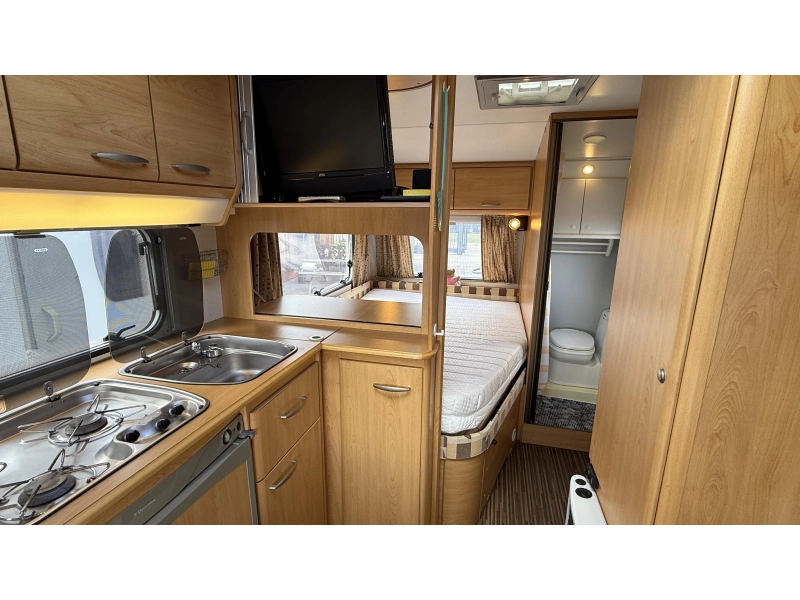 Knaus Sudwind 450 TF frans bed rondzit toilet  foto: 2