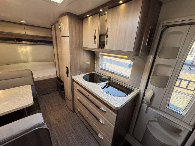 Hobby De Luxe 490 KMF met STAPELBED **6 Slaapplaatsen/Mover/1e eigenaar//Lichtmetalen velgen black/2x zonnepaneel/Autark/Nette caravan foto: 17