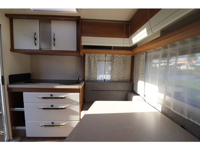 Hobby De Luxe 400 SFE Mover / Voortent foto: 11