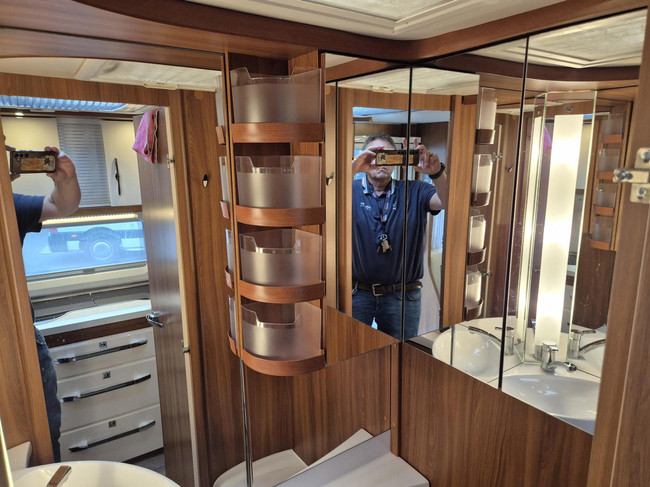 Hobby 540 UFF Nw staat. Queens bed, mover + Thule luifel foto: 17