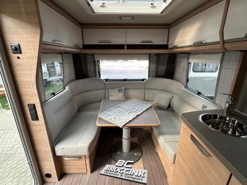 Knaus Sudwind 60 Years 500 FU Frans Bed Campovolo grijs  foto: 2