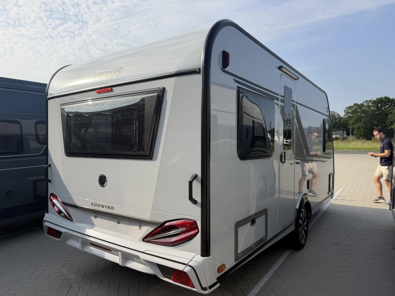 Knaus Sudwind Black Selection 450 FU rondzit / fransbed  foto: 3
