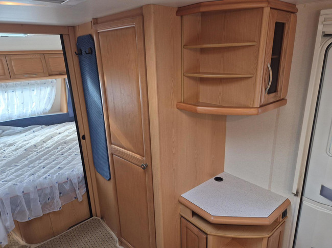 Hobby PRESTIGE 560 Kingsize Bed + Voortent Nw type 2e eig. foto: 11