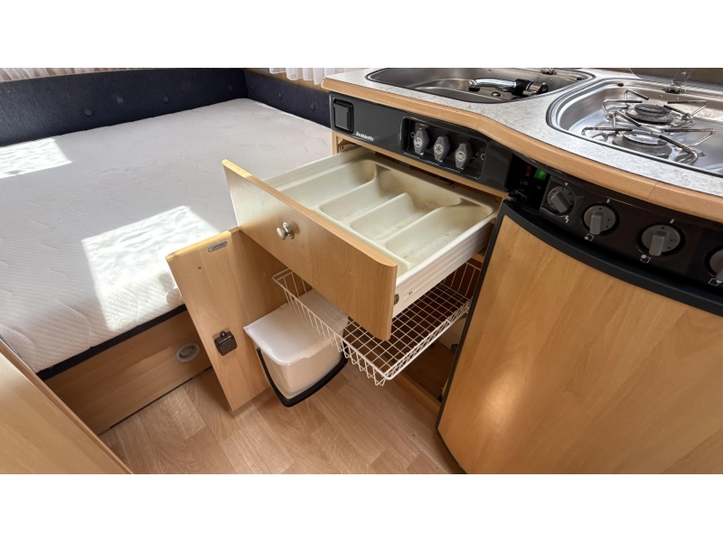 Dethleffs Camper 440 DB treinzit vast bed toilet  foto: 10