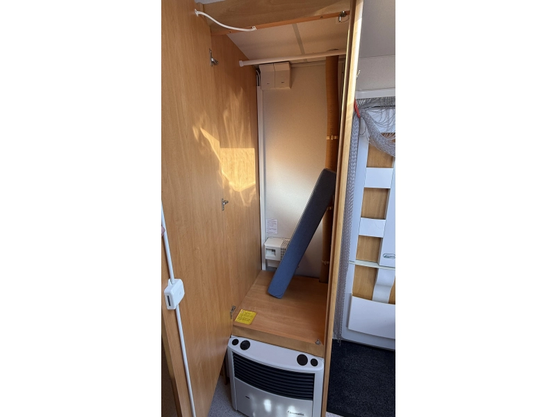 Eifelland Holiday 465 TF frans bed rondzit toilet  foto: 8