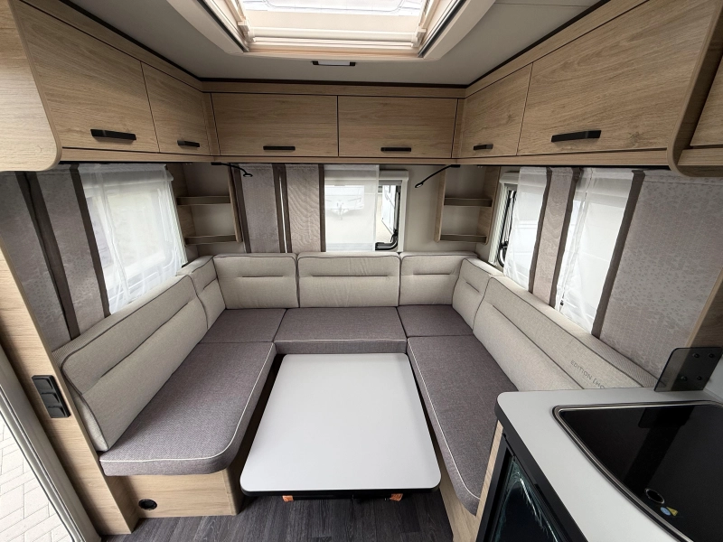 Weinsberg CaraOne Edition HOT 450 FU fransbed / rondzit  foto: 5