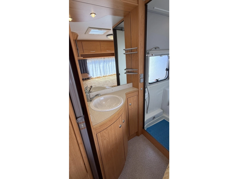 Knaus Blue Line 450 TF frans bed rondzit toilet 