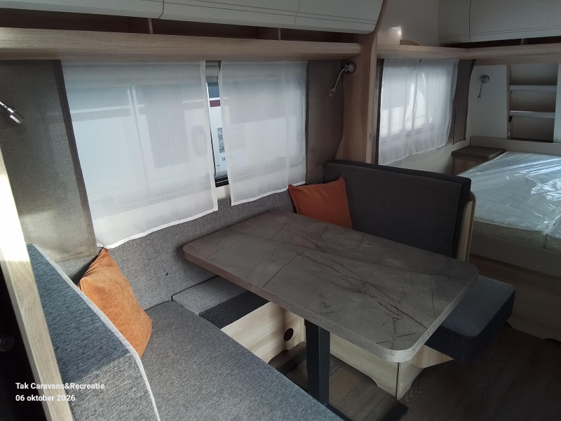 Hobby De Luxe 460 SFF Model 2027 met queensbed 