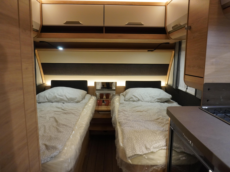 Knaus Sudwind Black Selection 460 EU ENKELE BEDDEN 