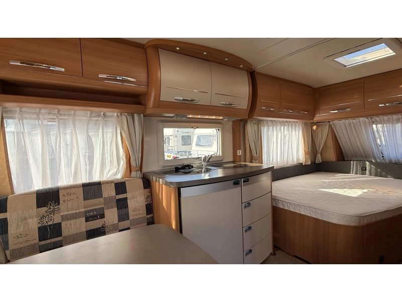 Hobby De Luxe 460 UFE frans bed rondzit toilet 