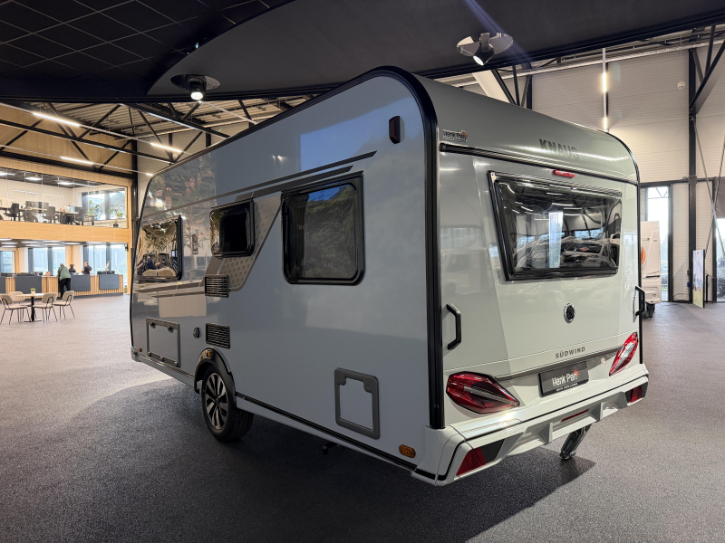 Knaus Sudwind Black Selection 450 FU rondzit / fransbed 