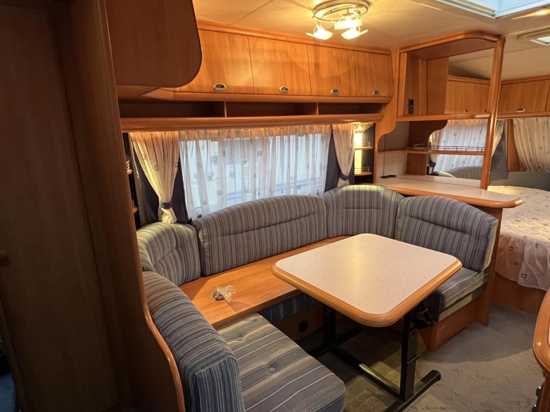 Hobby De luxe Easy 560 KMFE stapelbed zit frans 
