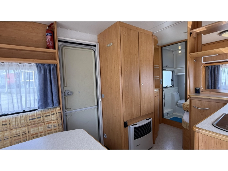 Knaus Blue Line 450 TF frans bed rondzit toilet  foto: 9