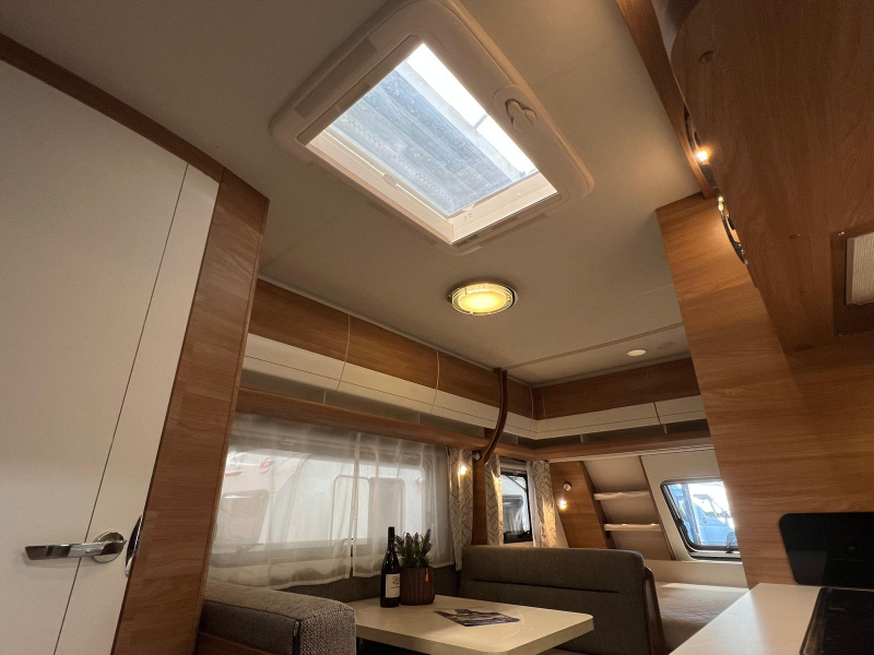 Hobby De Luxe 490 KMF voortent stapelbed fiets  foto: 10