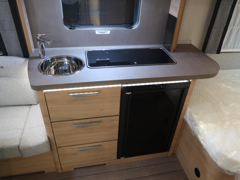 Knaus Sudwind Black Selection 450 FU FRANS BED / RONDZIT  foto: 11