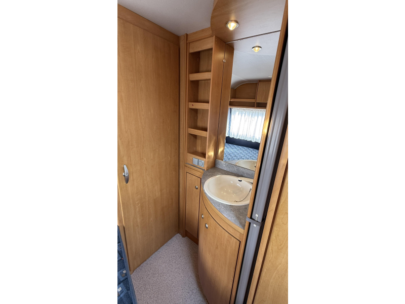 Eifelland Holiday 465 TF frans bed rondzit toilet  foto: 10