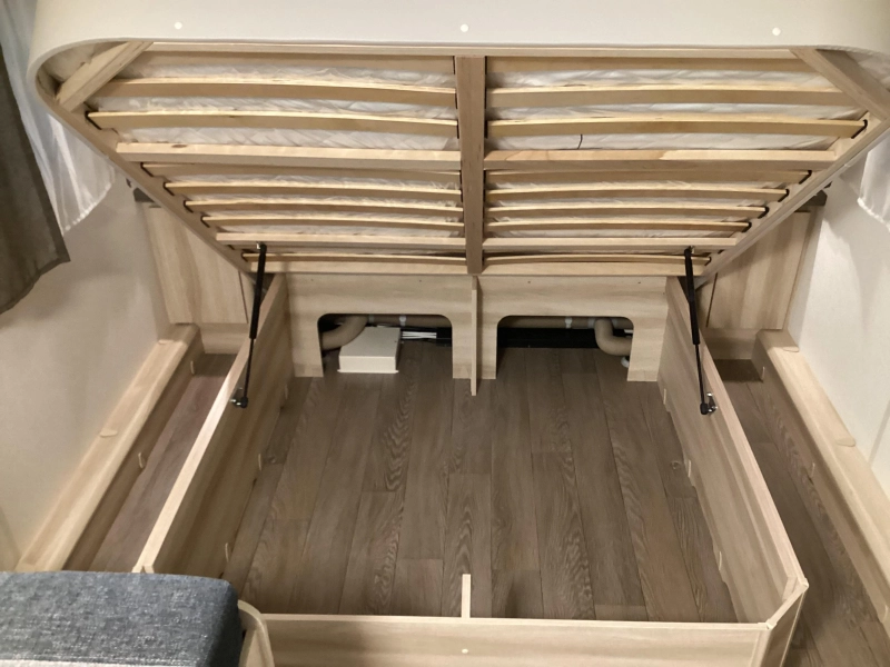 Hobby De Luxe 460 SFF Vrijstaand bed/ Douche  foto: 5
