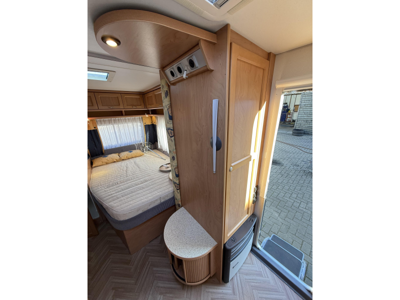 Bürstner Amara 450 TS FRANSBED RONDZIT VOORTENT  foto: 11