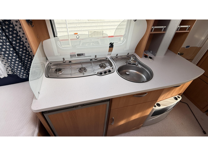 Knaus Sport 420 QD treinzit vast bed toilet  foto: 8