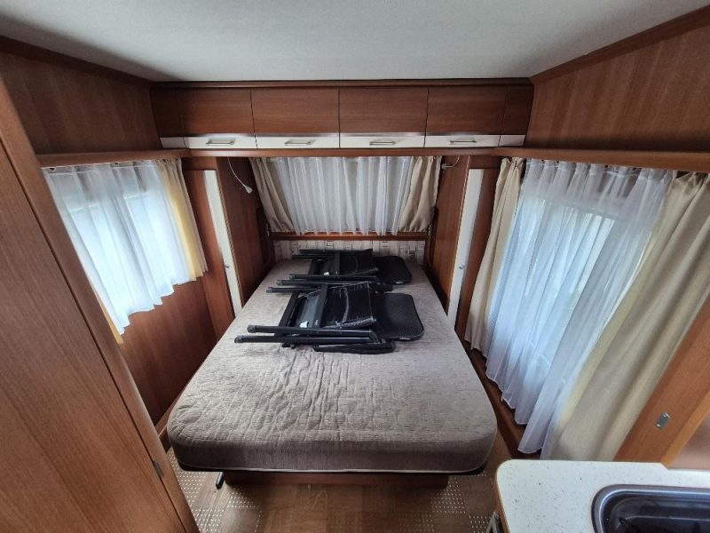 Caravelair Venicia 470 queensbed / rondzit 