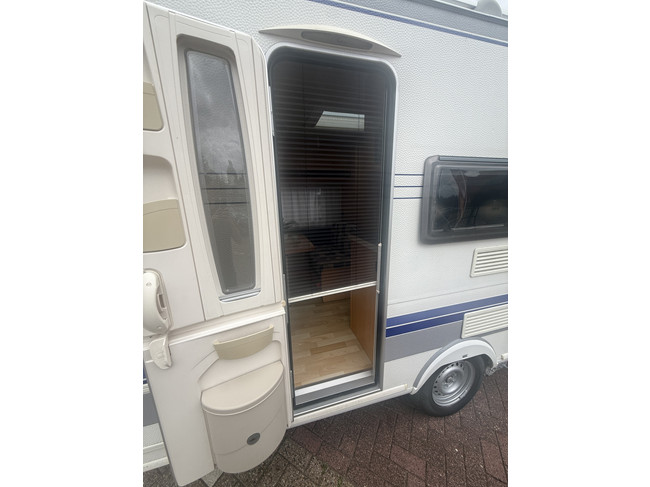 Hobby de luxe 400 SF dwarsbed 4 slaapplaatsen voortent mover hordeur kachel truma toilet foto: 14