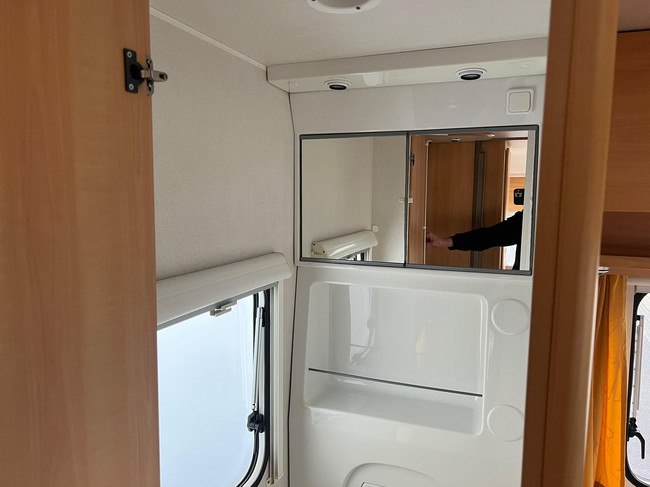 HOME-CAR Racer Spirit 45 | Fietsenrek | Voortent | Fransbed | Kachel | Dinnete foto: 23