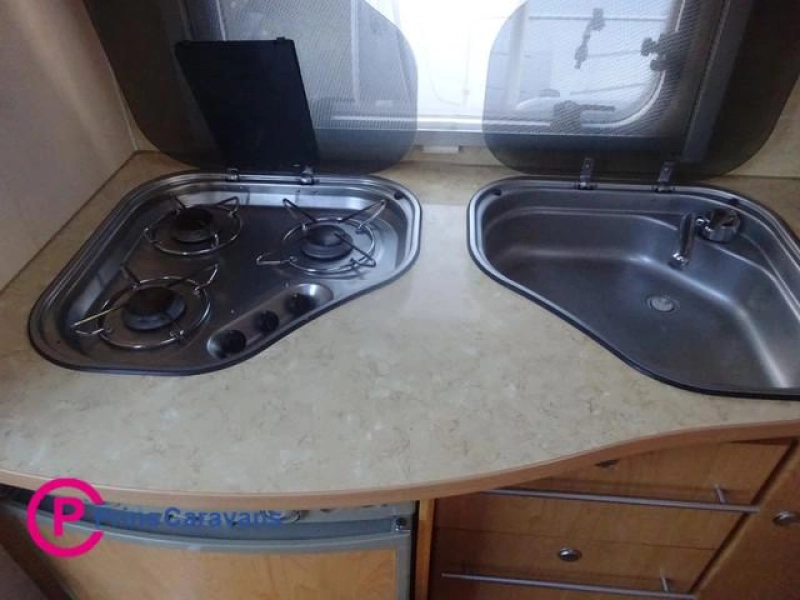 Caravelair Venicia 420 Met Dwars Bed en Treinzit  foto: 17