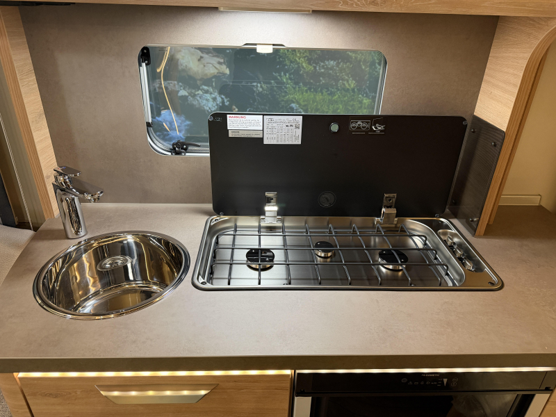 Knaus Sudwind Black Selection 450 FU rondzit / fransbed  foto: 14