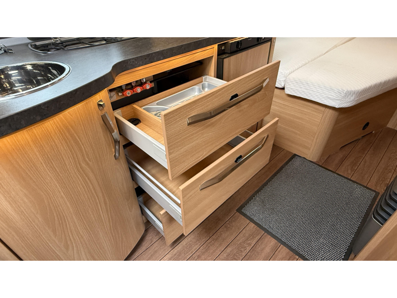 Knaus Sudwind Silver Selection 500 FU frans bed rondzit toilet  foto: 6