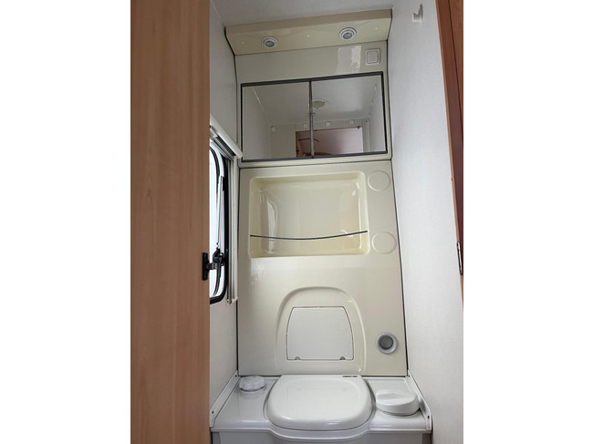 HOME-CAR Racer 45 Spirit | Fransbed | Dinette | Fietsenrek voor | Kachel | Koelkast | Toilet en wasbak foto: 18