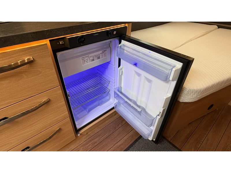 Knaus Sudwind Silver Selection 500 FU frans bed rondzit toilet  foto: 7