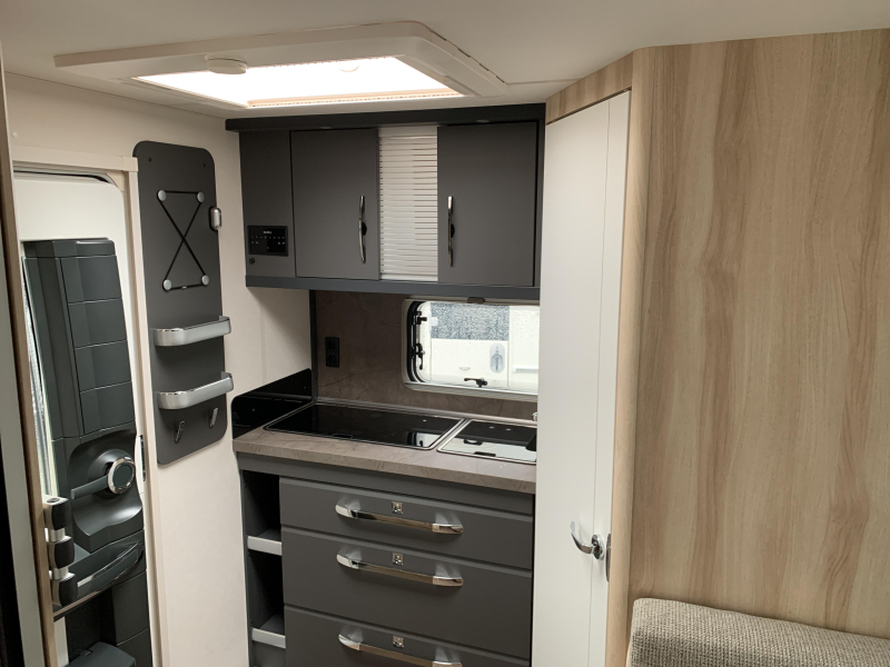 Hobby De Luxe 460 SFF Luifel/TV steun/1500kg  foto: 4