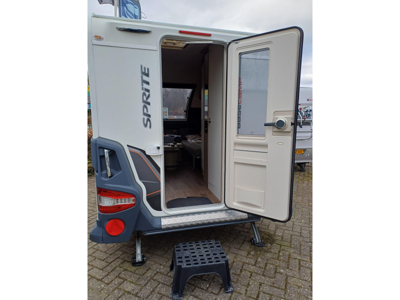 Sprite Basecamp 2 met tent .  foto: 11