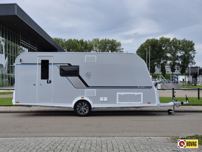Knaus Sport Platinum 500 QDK Stapelbed en garagedeur  hoofdfoto: 1