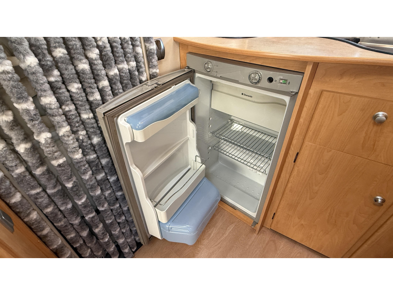 Caravelair Ambiance Style 400 CP eindkeuken zit vast bed 