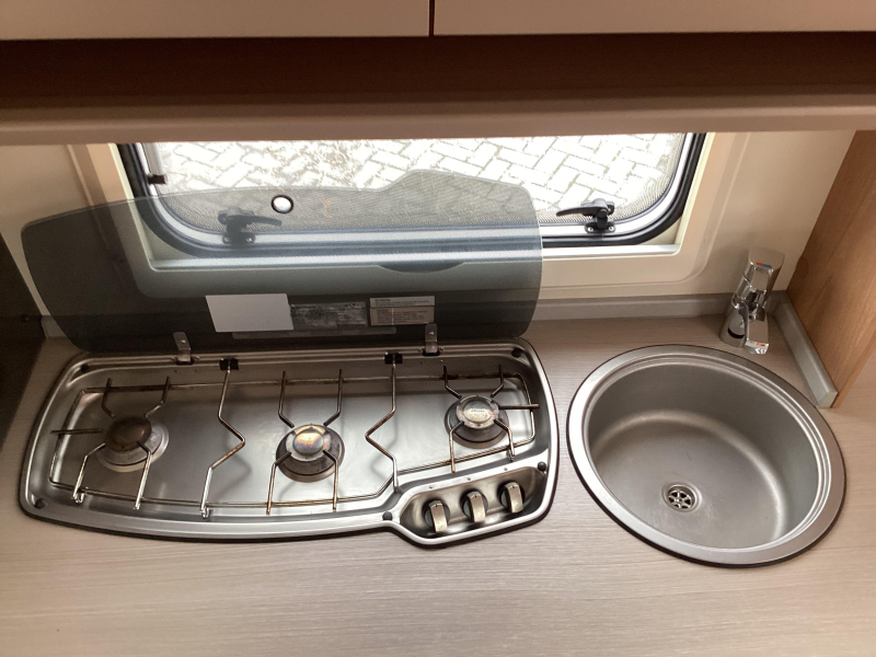 Knaus Sport 420 QD mover/voortent  foto: 7