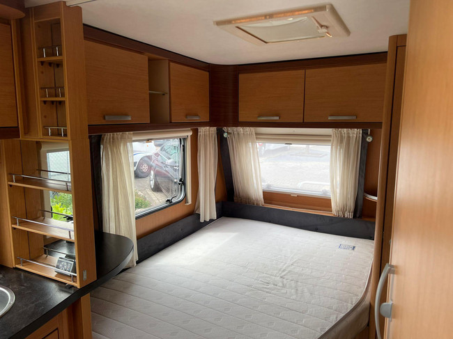 Hymer Sporting 465 | Volautomatische Mover | ZGAN Voortent | Lattenbodem | Ombouwbare Rondzit | Luifel | Fransbed | Fietsenrek foto: 16