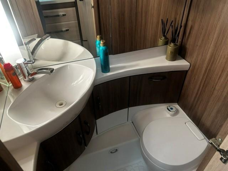 Hobby De Luxe 495 UL mover, voortent  foto: 10