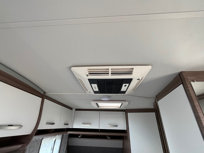 Knaus 450 Fu Sport Frans bed, MOVER, AIRCO , Nieuwstaat! foto: 12
