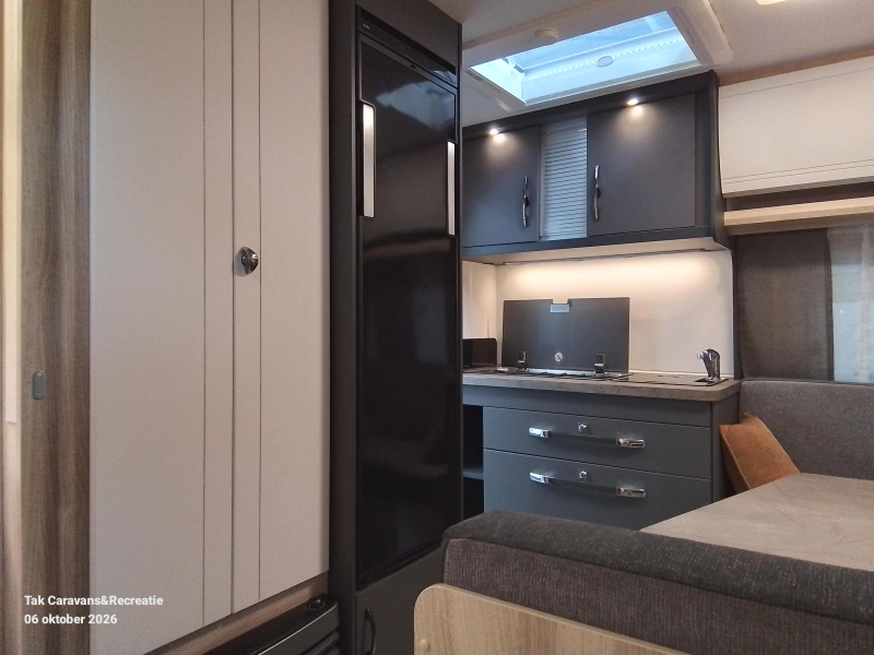 Hobby De Luxe 400 SFE model 2027 frans bed  foto: 6