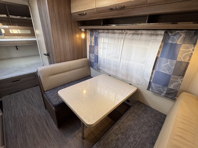 Hobby De Luxe 490 KMF met STAPELBED **6 Slaapplaatsen/Mover/1e eigenaar//Lichtmetalen velgen black/2x zonnepaneel/Autark/Nette caravan foto: 22