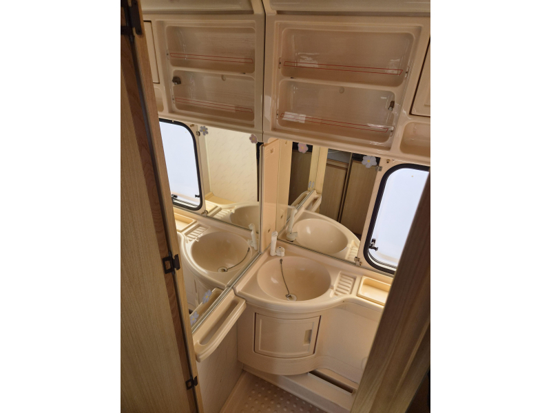 LMC Luxus 490 P Voortent - Klap bovenbed  foto: 17