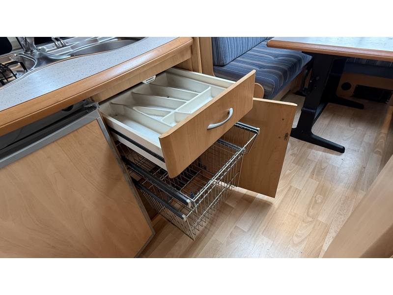 Hobby De luxe Easy 450 UF dwars bed rondzit toilet  foto: 9