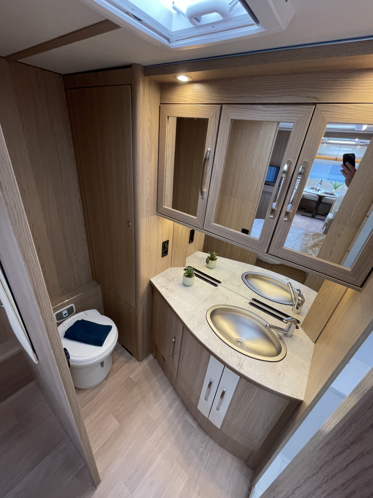 LMC Caravans Exquisite 685 VIP QUEENSBED + RONDZIT TANDEMASSER 2025 ! foto: 9
