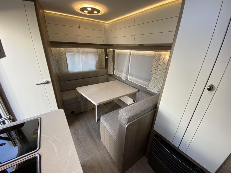 Hobby On Tour 390 SF Treinzit, dwars bed  foto: 9